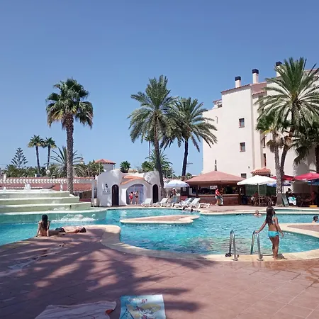 Estudio Caballo-piscina Apartman